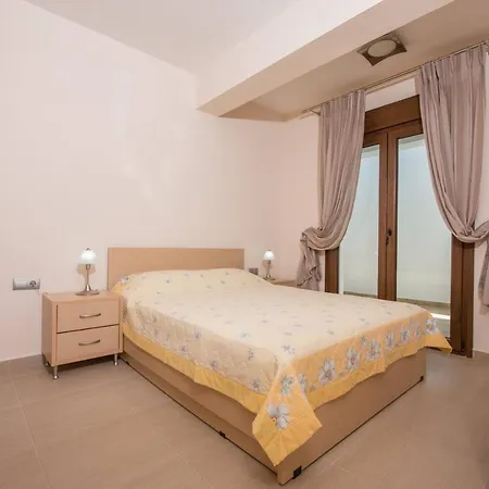 Efi's & Regina's Sea View Apartment