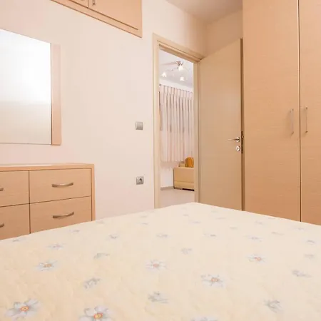 Efi's & Regina's Sea View Apartment *