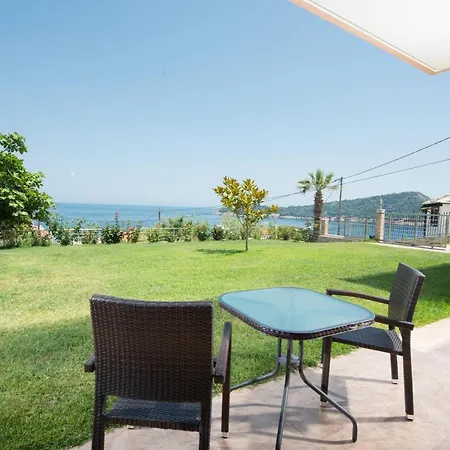 Efi's & Regina's Sea View