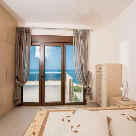 Efi's & Regina's Sea View *