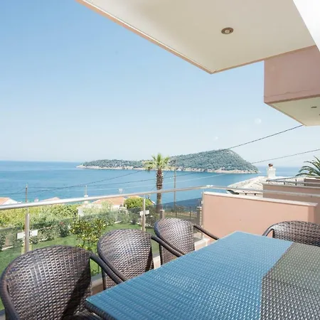 Efi's & Regina's Sea View *