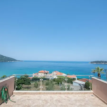Efi's & Regina's Sea View