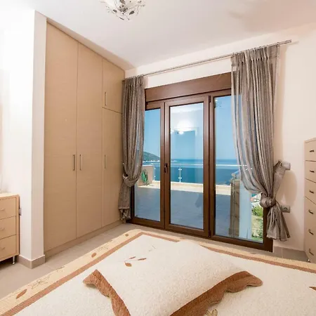Efi's & Regina's Sea View *