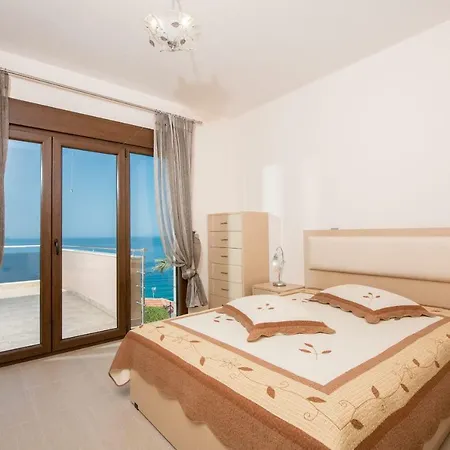 Apartment Efi's & Regina's Sea View *