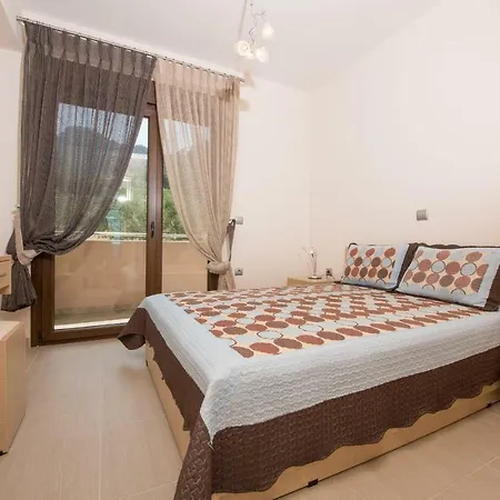 Efi's & Regina's Sea View Apartment *