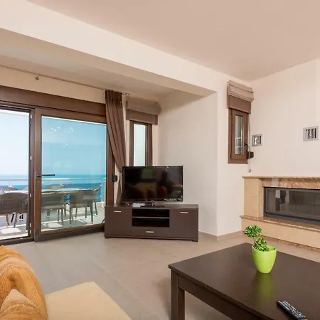 Efi's & Regina's Sea View Apartment Koinira